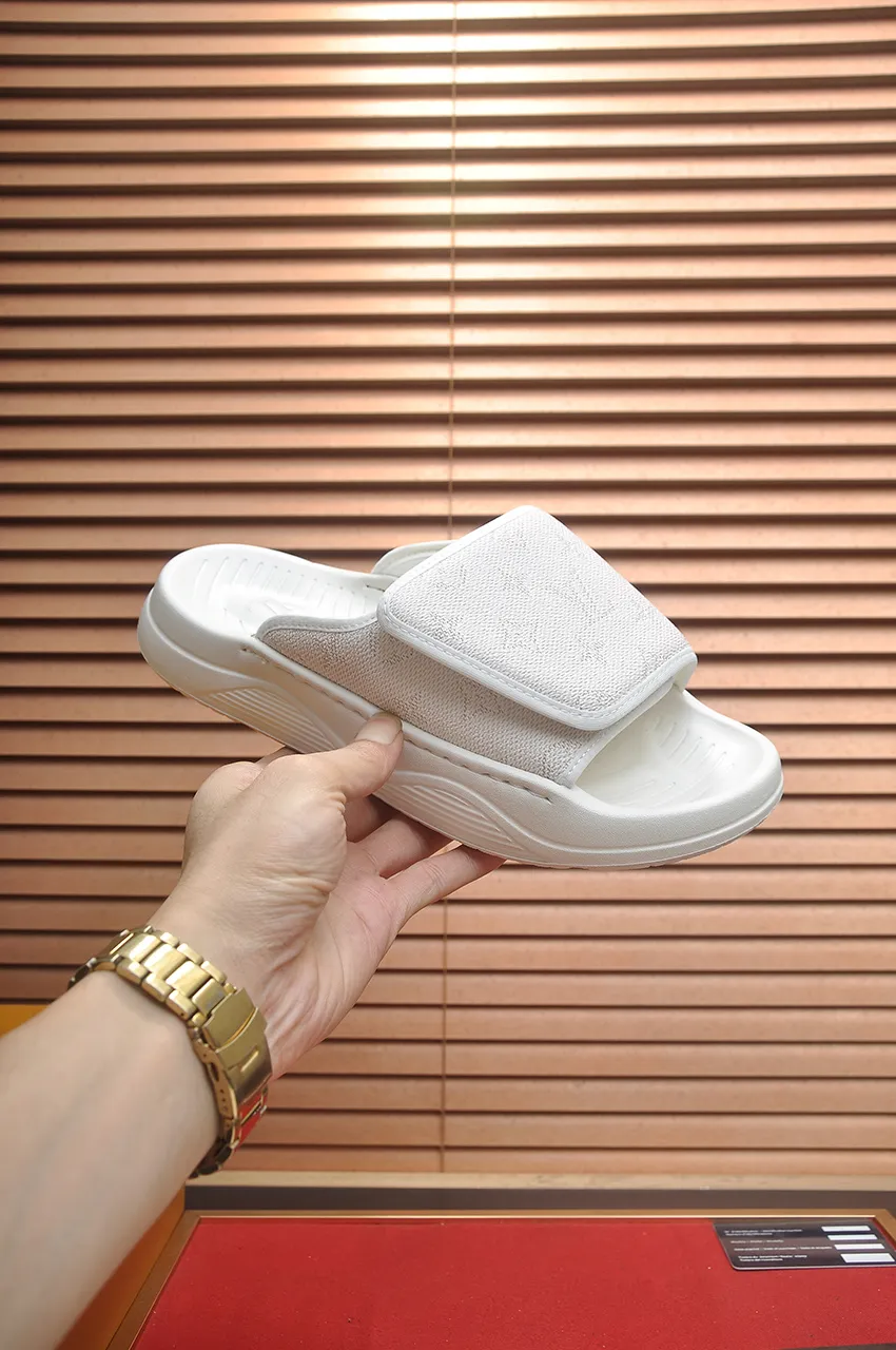 Men's men's shoes 💰340💶 [Louis Vuitton LV slippers] (high-end cowhide) counter 1:1 fashion style, a must-have for summer! The designer used LV’s iconic outsole. The original simple slippers instantly become fashionable! The upper is made of flexible special cowhide leather straps alternately, and the workmanship is exquisite! A must-have for stylish men in summer, size 38-45 (45 customized)